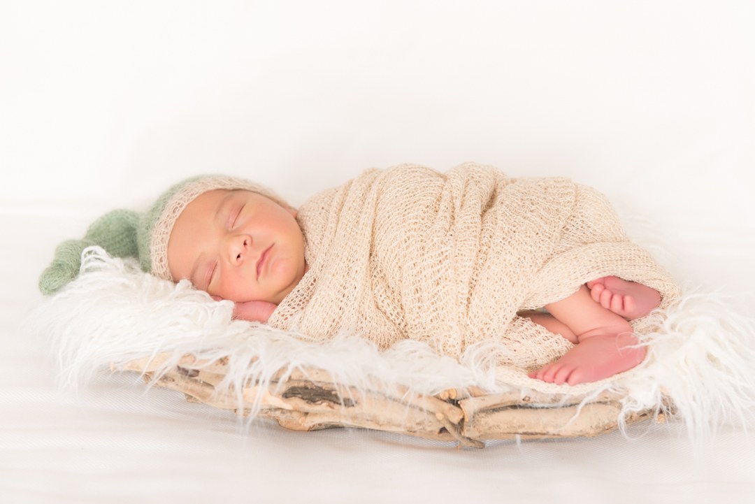 fotográfo de bebés en Gijón. Un recién nacido muy dormilón.