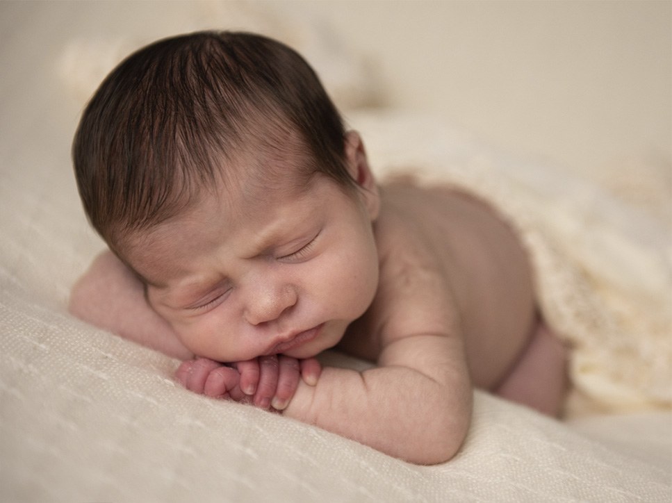 Sesión de fotos de recién nacido Lara y su hermanito. Fotógrafo de bebés en Gijón