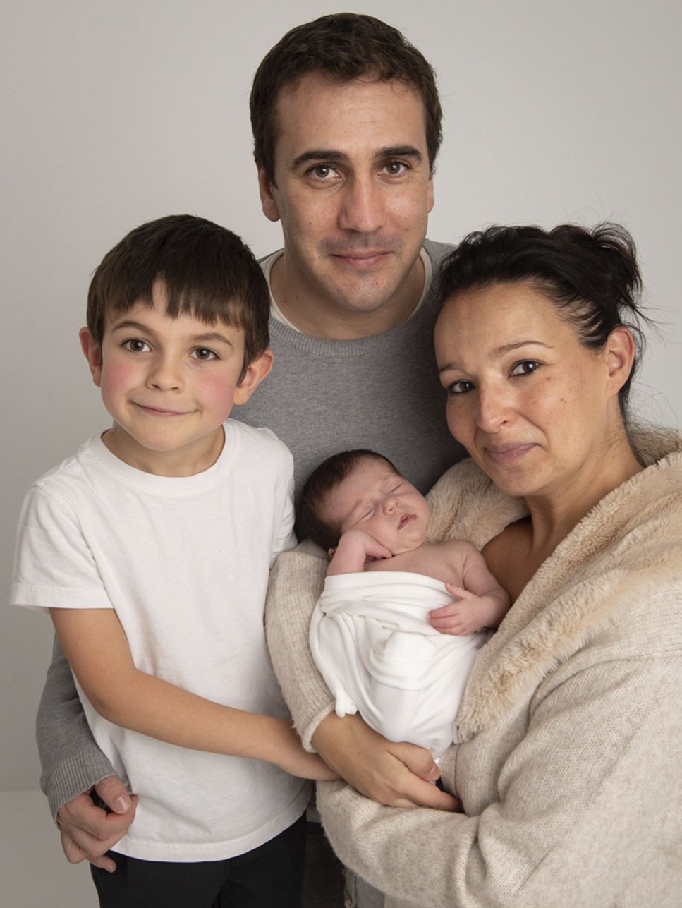Sesión de fotos de recién nacido Lara y su hermanito. Fotógrafo de bebés en Gijón