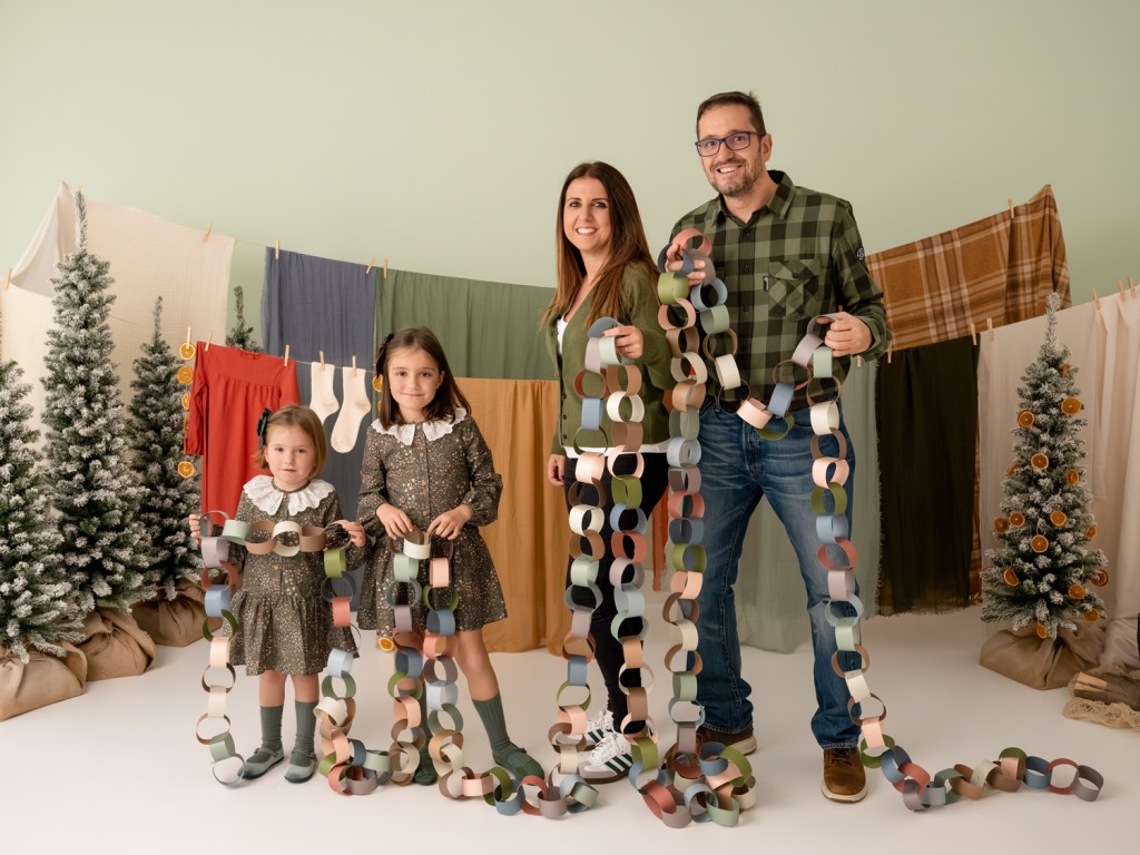 familia riendo en sesión de fotos navideña