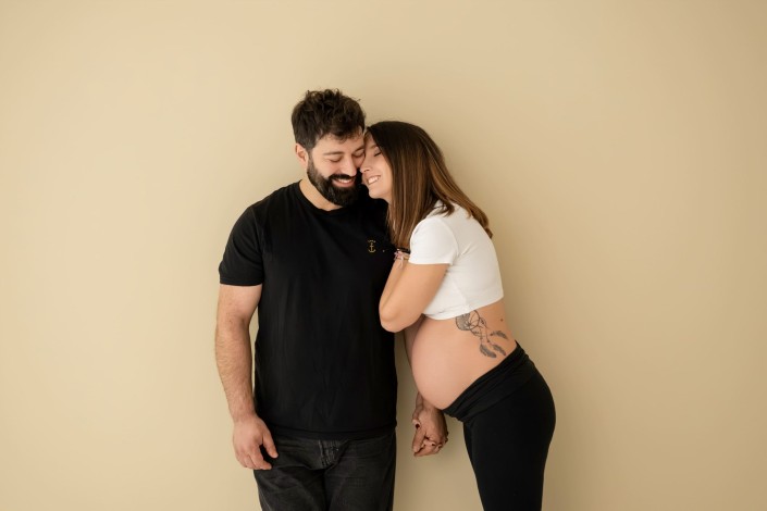 Sesión de embarazo en familia en Gijón: celebrando la dulce espera de Arán