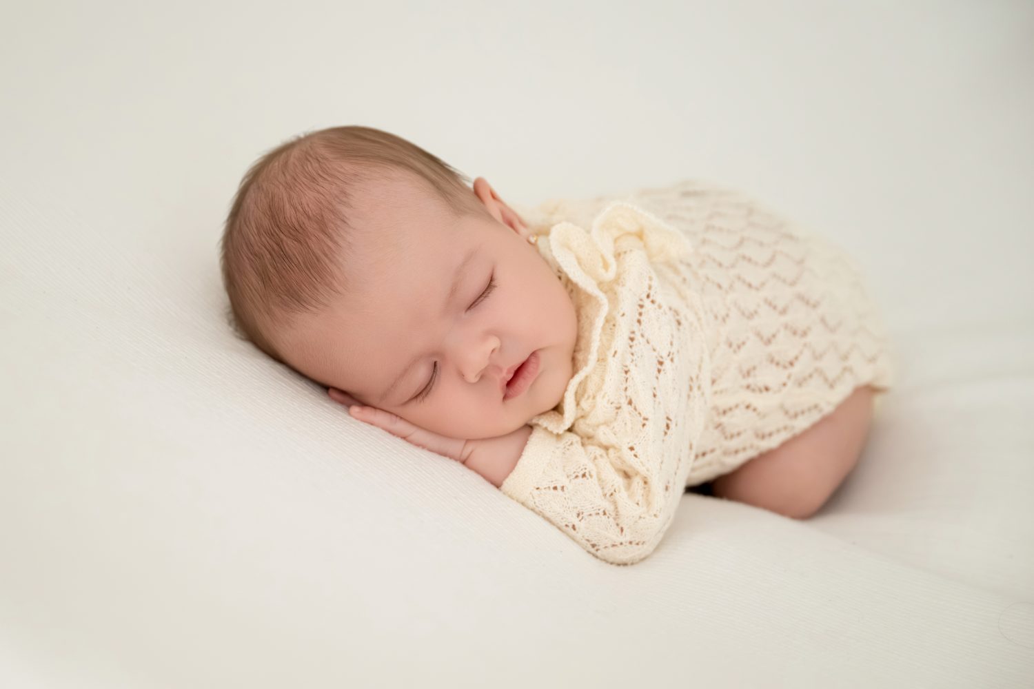 Fotógrafa de bebés en Gijón, retrato de bebé dormida con luz natural