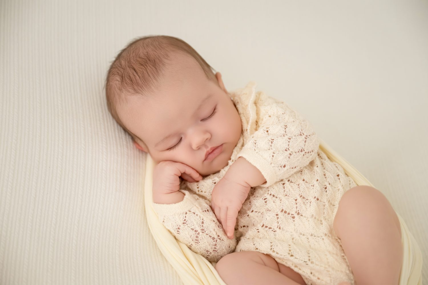 Sesión de bebé de 1 mes en Gijón, bebé dormida con luz natural en el estudio